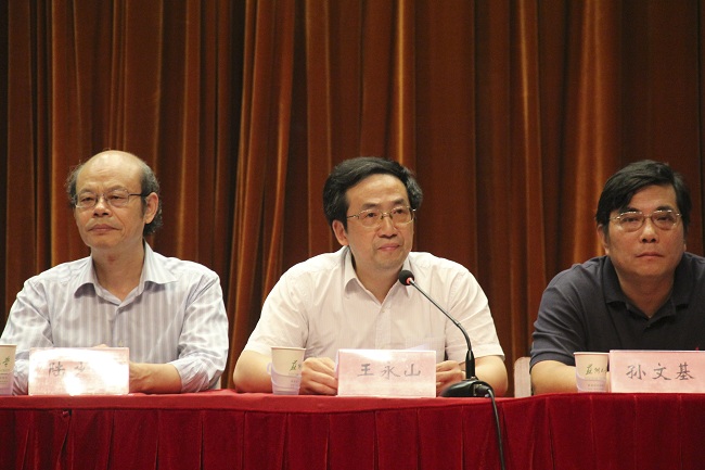 开学典礼在庄严的国歌中拉开帷幕.首先由王永山书记致辞.